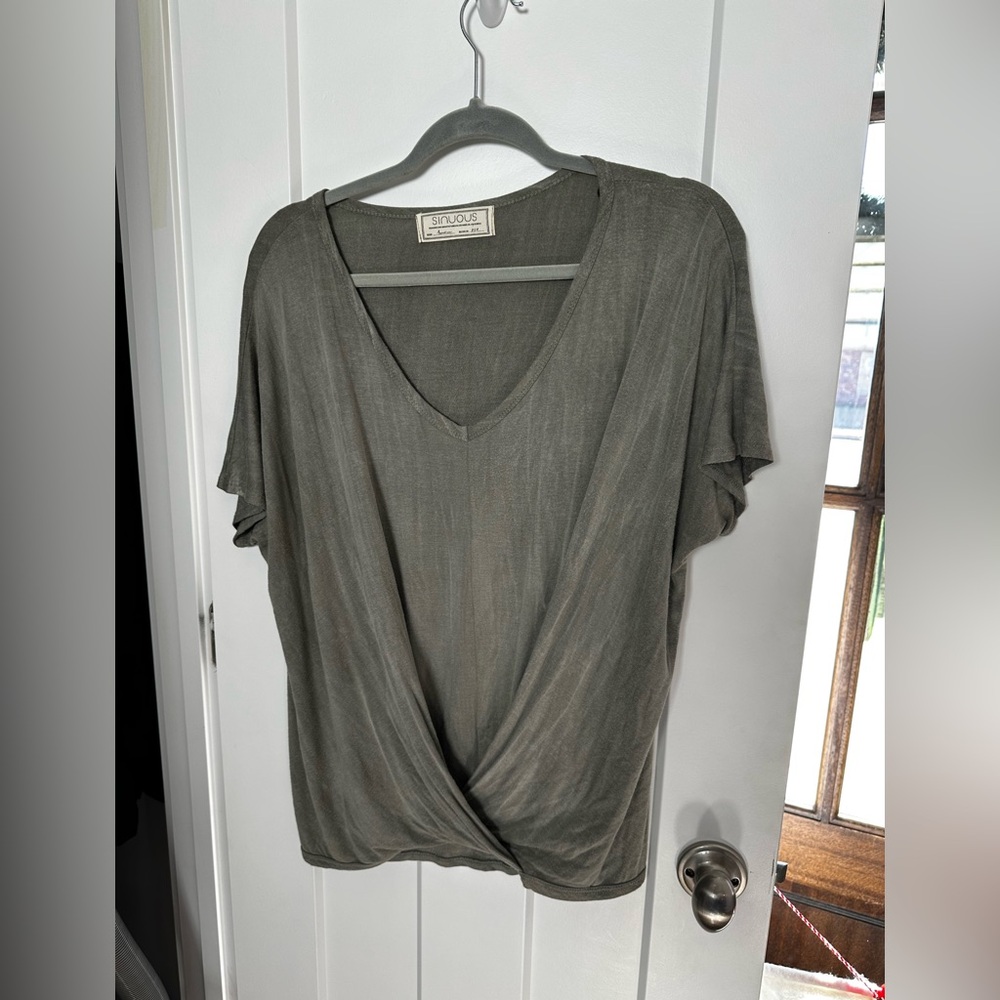 Sinuous short sleeve top